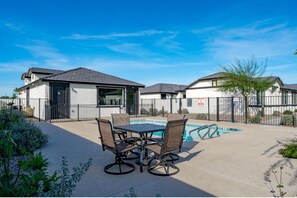 Outdoor dining - The One 411 (Glendale)