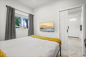 1 bedroom, iron/ironing board, Internet, bed sheets - Private, Fully loaded, Quiet, New Guesthouse! (Los Angeles)