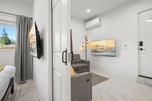 TV - Private, Fully loaded, Quiet, New Guesthouse! (Los Angeles)