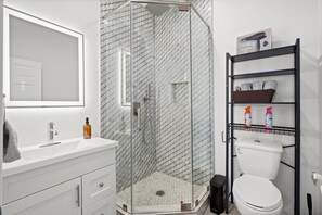 Douche, sèche-cheveux, serviettes fournies, savon