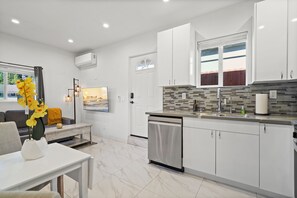 Microwave, oven, stovetop, dishwasher - Private, Fully loaded, Quiet, New Guesthouse! (Los Angeles)