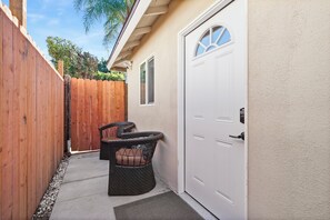 Terrace/patio - Private, Fully loaded, Quiet, New Guesthouse! (Los Angeles)