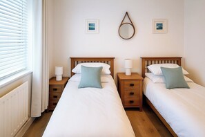 2 bedrooms, iron/ironing board, travel cot, WiFi - Venedotia Beach House – Beachfront Escape with Panoramic Views over Cardigan Bay (Gwynedd)