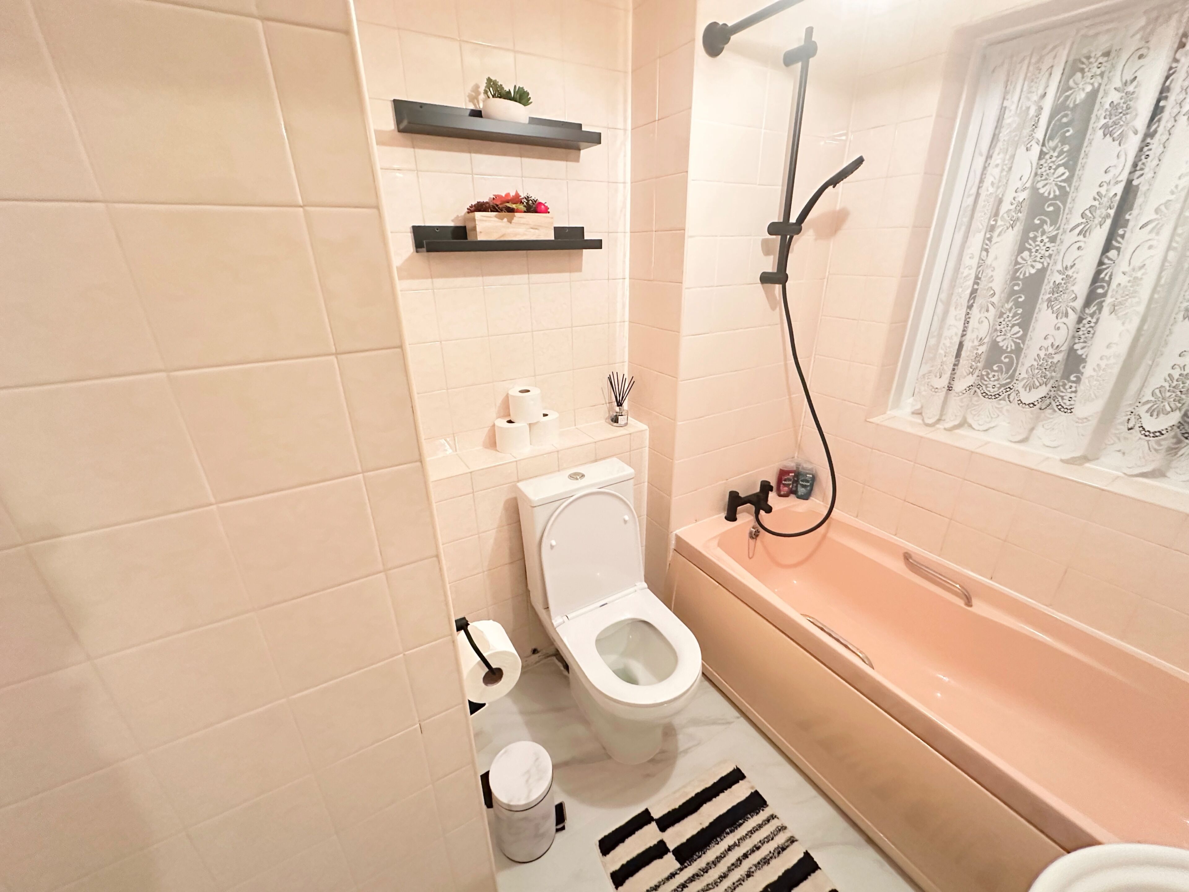 Douche, articles de toilette gratuits, sèche-cheveux