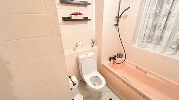 Douche, articles de toilette gratuits, sĂšche-cheveux