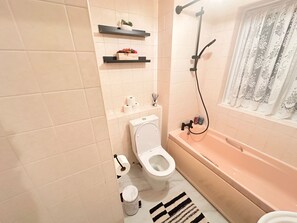 Pancuran mandi, kelengkapan dandanan diri percuma, pengering rambut 