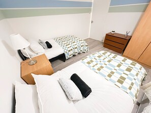 3 bedrooms, desk, iron/ironing board, free WiFi - Luton Airport Accomodation (Luton)
