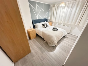 3 bedrooms, desk, iron/ironing board, free WiFi