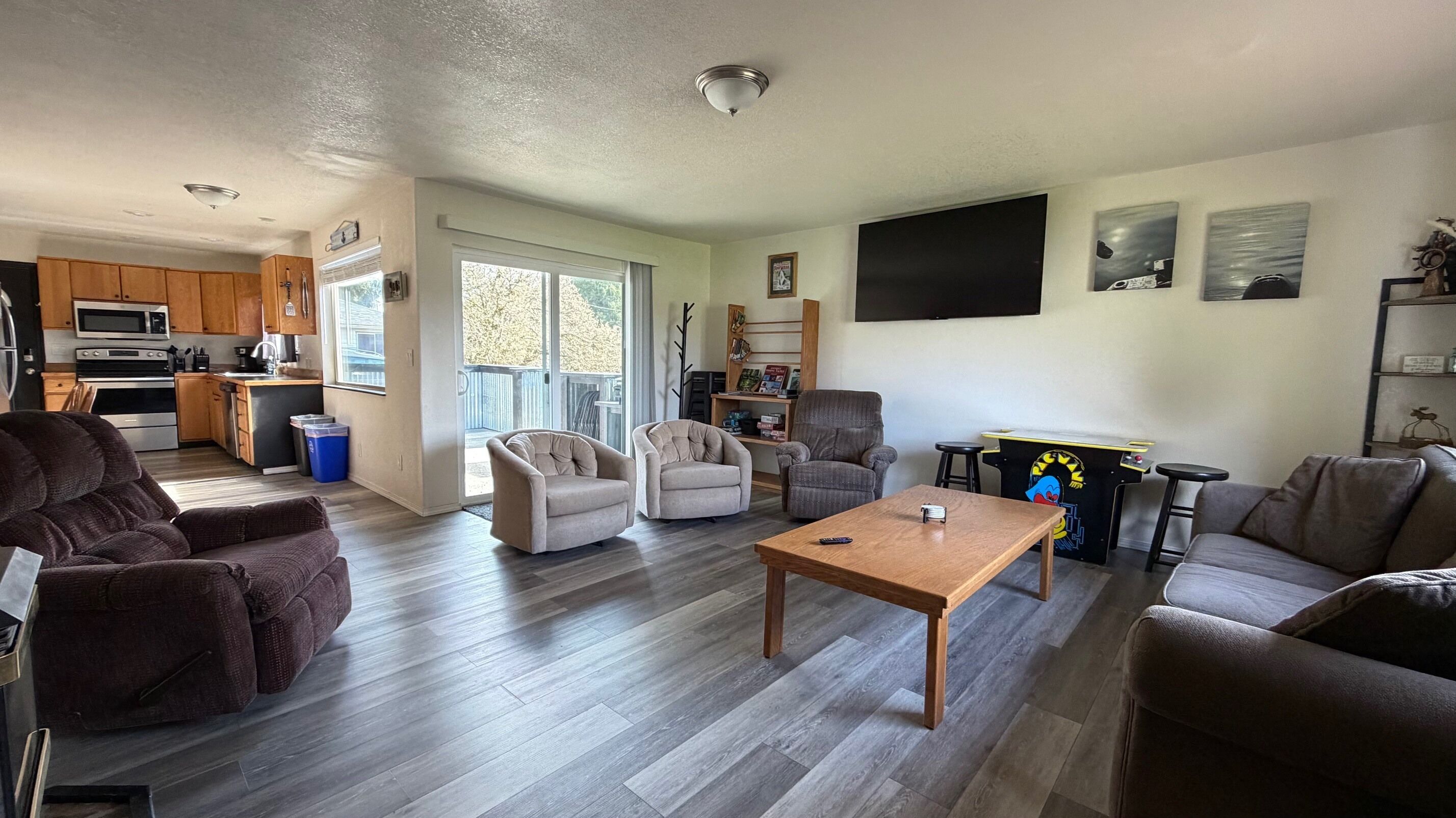 Een televisie en een open haard