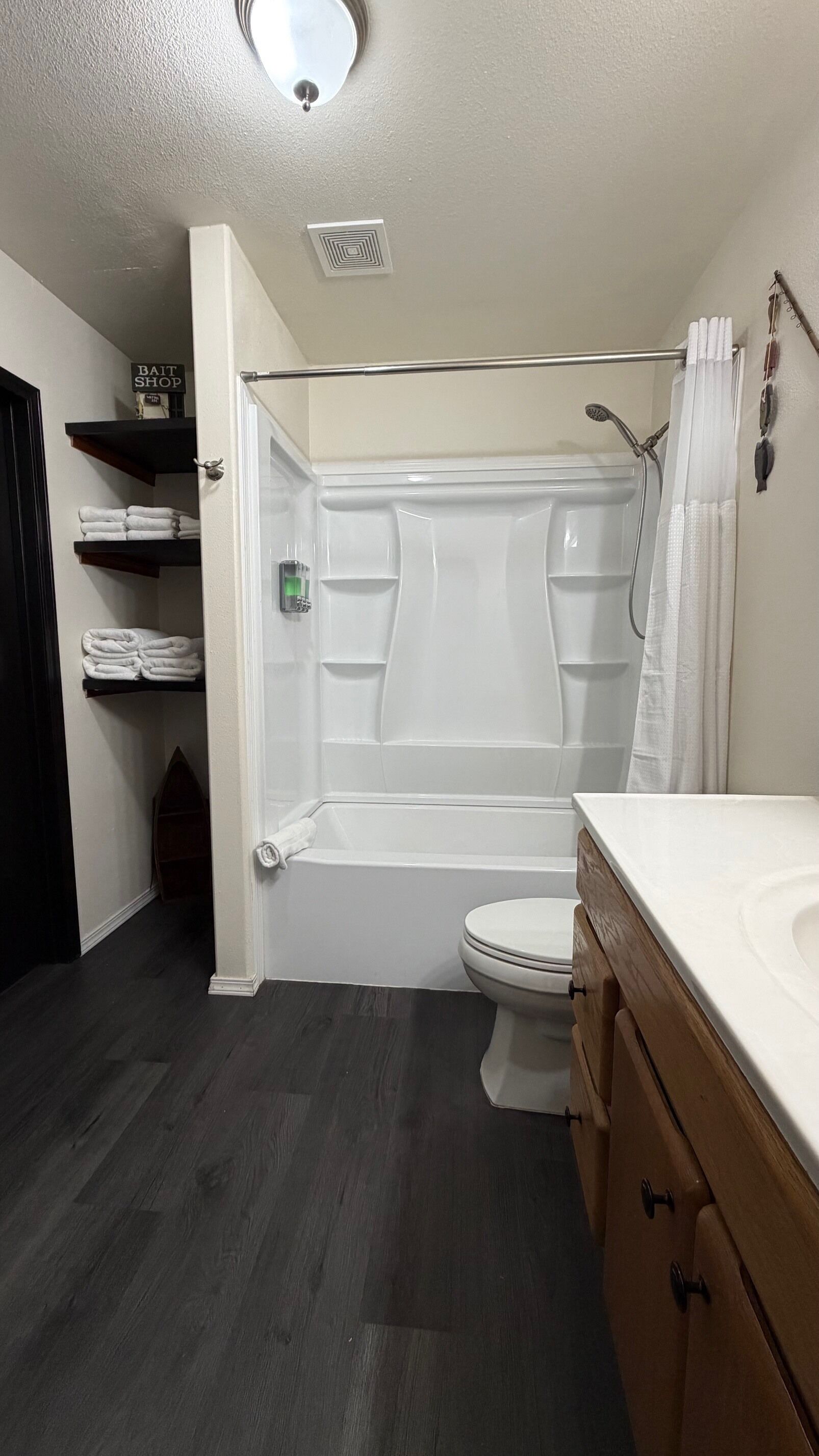 Un baño con bañera, inodoro y tocador.