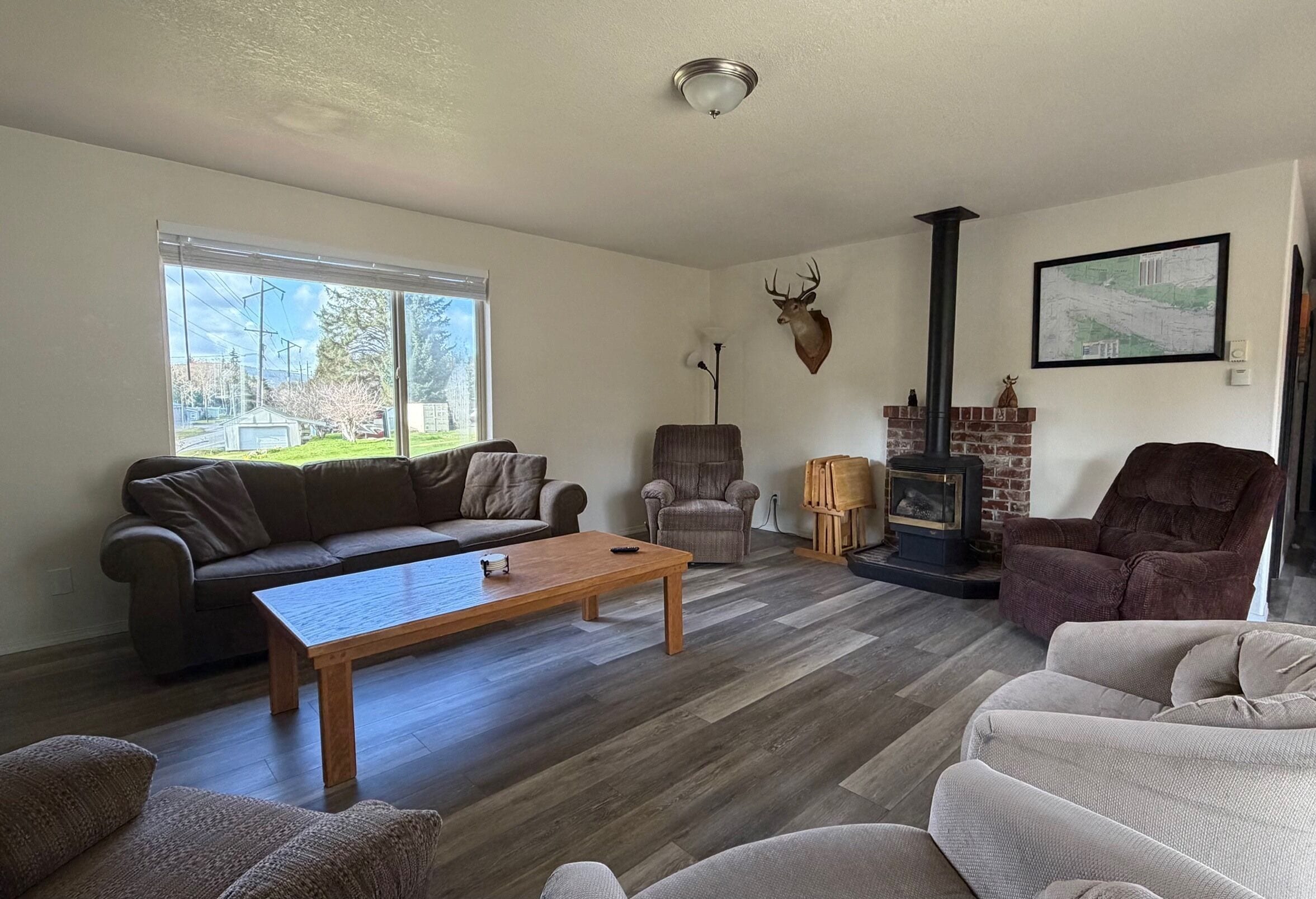 Een televisie en een open haard