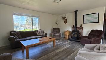 Een televisie en een open haard