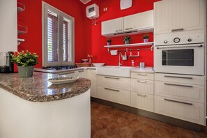 Fridge, microwave, oven, stovetop - Villa Carmela (Arenella)
