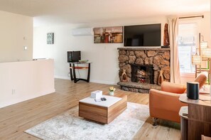 Living area - Highly Rated Spokane Retreat Near Gonzaga University (Spokane)