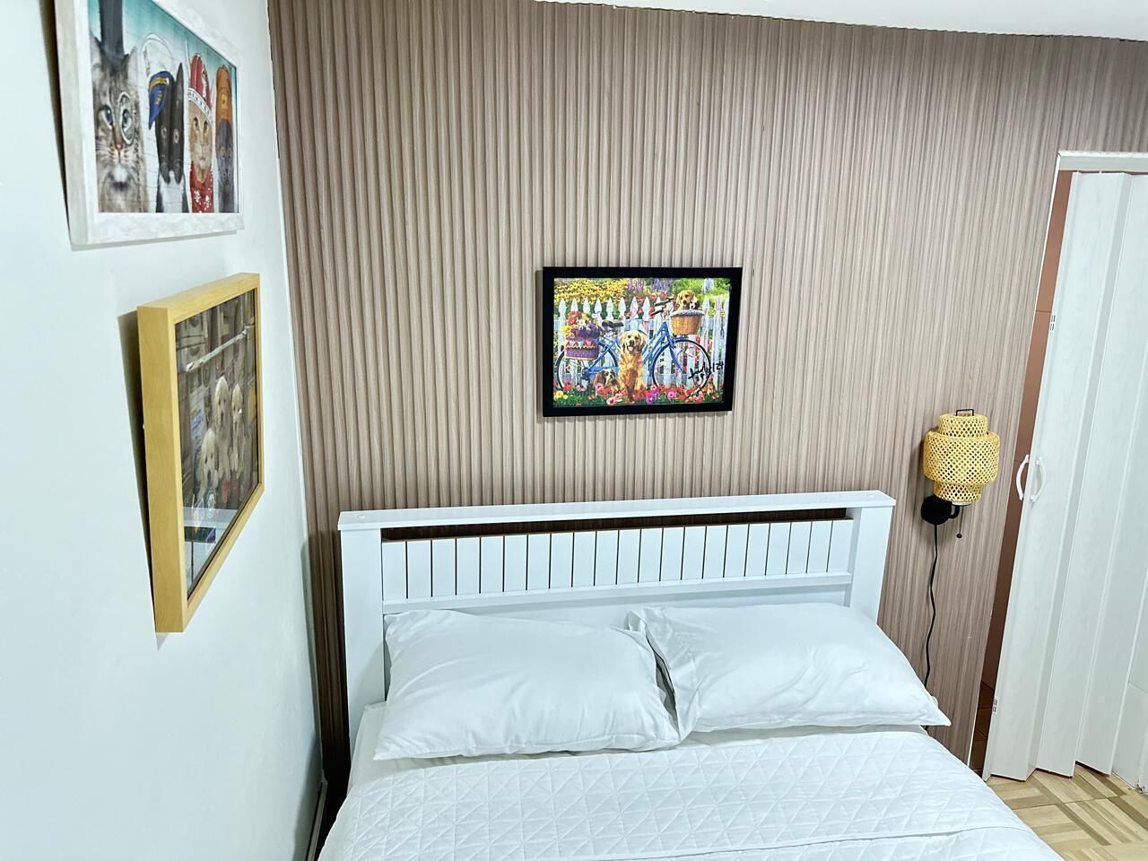 Tabla de planchar con plancha, wifi y ropa de cama 