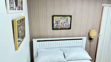 Tabla de planchar con plancha, wifi y ropa de cama