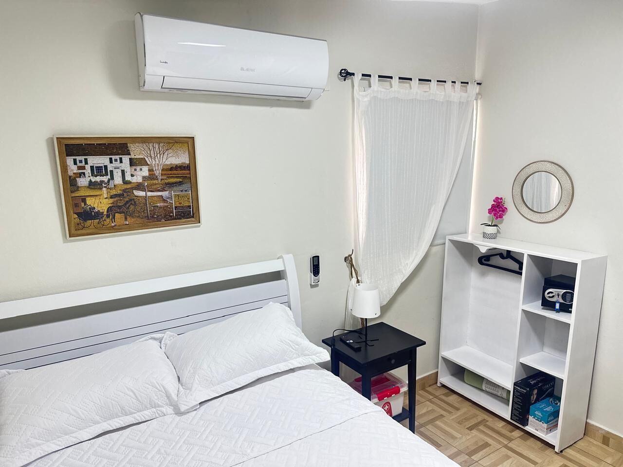 3 habitaciones, tabla de planchar con plancha, wifi y ropa de cama 