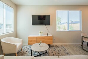 Living area - The One 511 (Glendale)