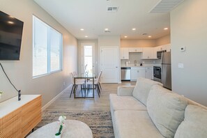 Living area - The One 511 (Glendale)