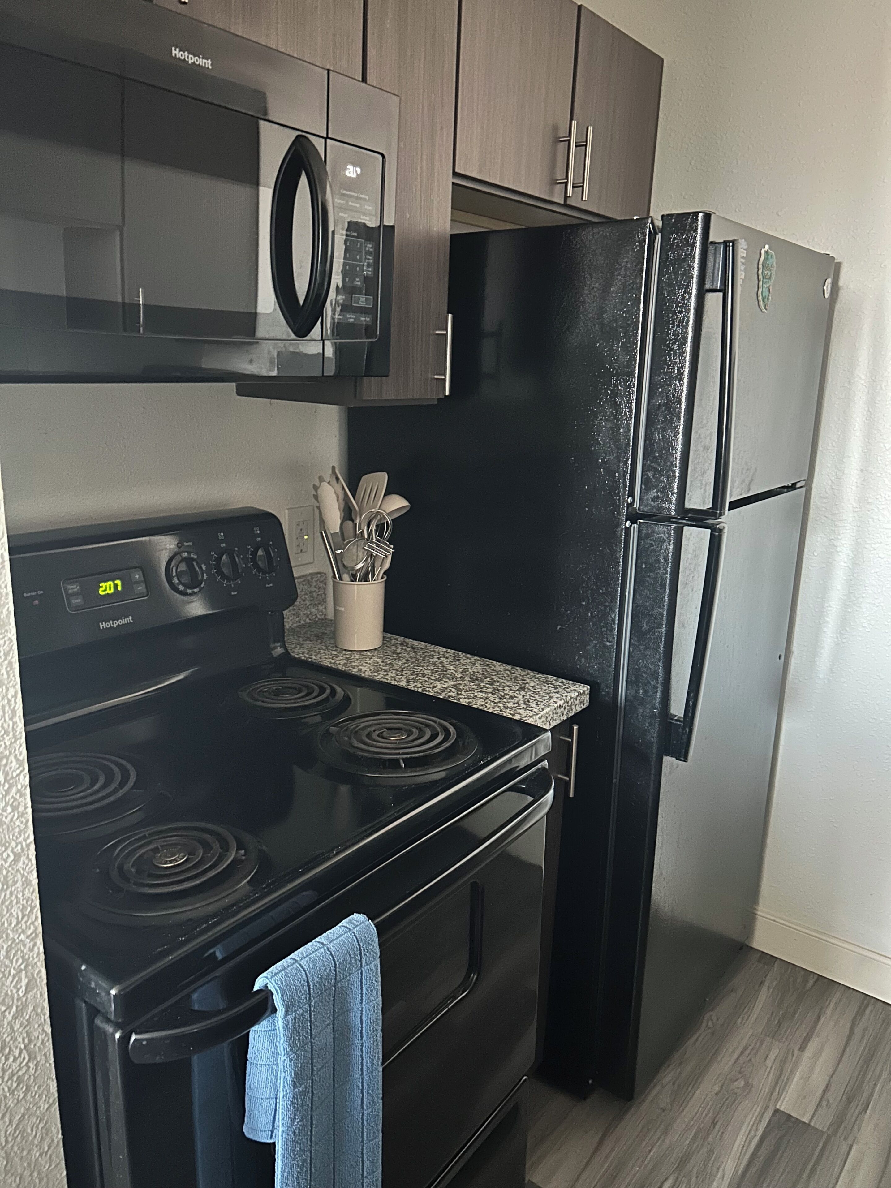 Réfrigérateur, micro-ondes, four, plaque de cuisson