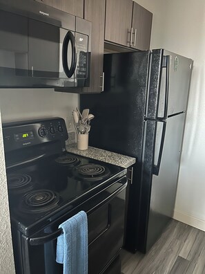 Refrigerador, microondas, horno y parrilla de estufa 