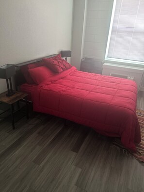 1 habitación, tabla de planchar con plancha, wifi gratis y ropa de cama 