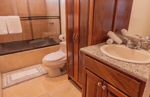 Ducha, toallas, jabón y champú