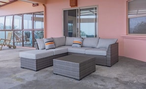 Terrace/patio - 5 bed / 4 bath villa, with pool & air conditioning. Amazing lake & volcano view! (Tilarán)