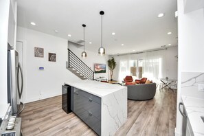 Smart TV - The Mural House: ProGym + Chef’s Kitchen & Games (Houston)