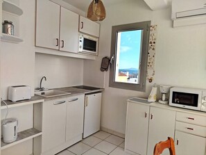 Fridge, microwave, oven, toaster - Walking distance to the beach for this air-conditioned flat - sleeps 4 -4PLAGE9 (SAINT CYPRIEN PLAGE)
