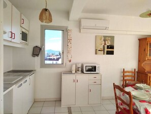 Fridge, microwave, oven, toaster - Walking distance to the beach for this air-conditioned flat - sleeps 4 -4PLAGE9 (SAINT CYPRIEN PLAGE)