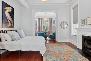 1 bedroom, desk, iron/ironing board, free WiFi - Henry Hayme House Parlor Suite Overlooking Orelans Square (Savannah)