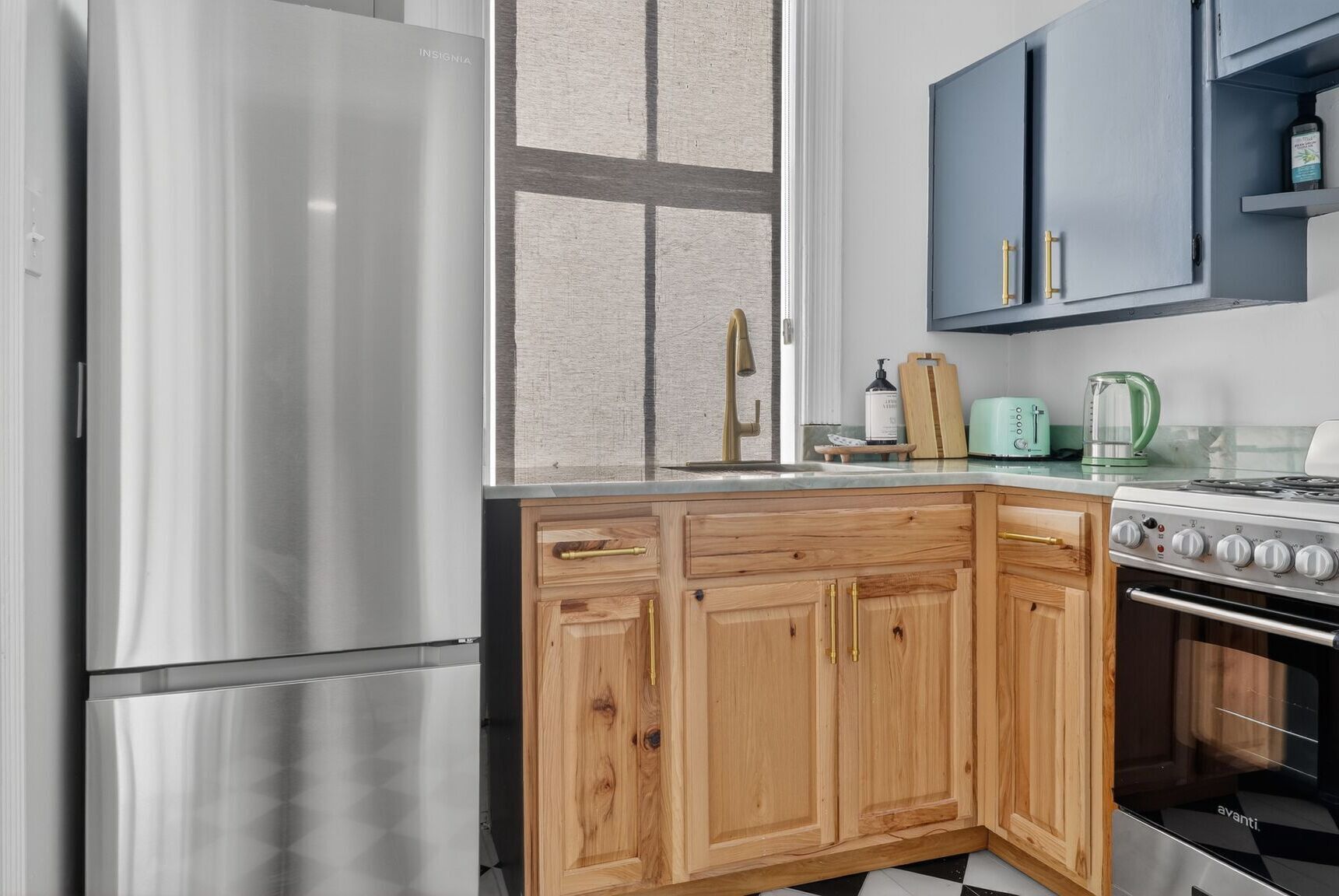 Frigorífico, horno, cafetera o tetera y tostadora