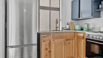 Frigorífico, horno, cafetera o tetera y tostadora