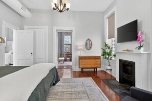 2 bedrooms, free WiFi, bed sheets - Henry Hayme House Penthouse: Overlooking Orleans Square (Savannah)