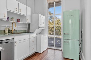 Refrigerador, parrilla de estufa, lavavajillas y cafetera y tetera 