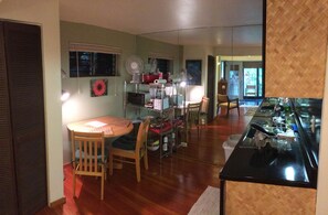 Dining - Quiet, Charming studio apartment on a private street next to conservation land (Honolulu)