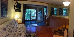 Interior - Quiet, Charming studio apartment on a private street next to conservation land (Honolulu)