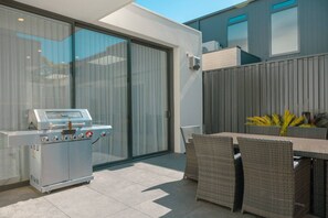 Outdoor dining - Luxury Brighton East Retreat | Sauna•BBQ•3BR/3BA (Brighton East)