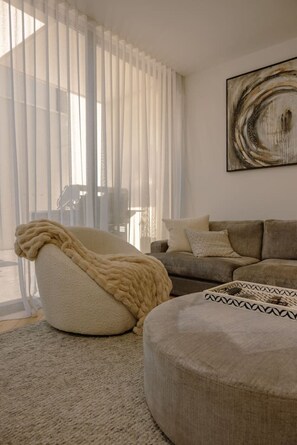 Smart TV, fireplace, books - Luxury Brighton East Retreat | Sauna•BBQ•3BR/3BA (Brighton East)