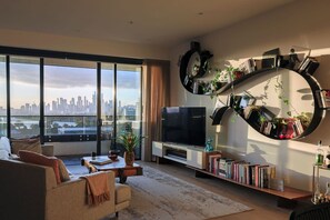 TV - Luxury Parkside Stay with City and Bay Views (St Kilda)