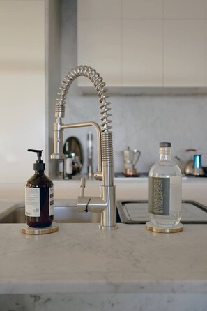 Private kitchen - Luxury Parkside Stay with City and Bay Views (St Kilda)