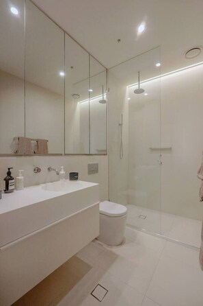 Bathroom - Luxury Parkside Stay with City and Bay Views (St Kilda)