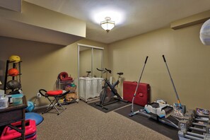 Fitness facility - Ski-In/Ski-Out Log Cabin on Great Eastern Trail | Hot Tub, Sauna, Game Room (Killington)