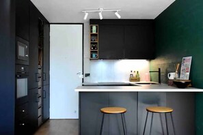 Fridge, microwave, oven, stovetop - south melbourne stunning city oasis (South Melbourne)