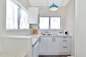 Kolmen hengen comfort-huone, useita sänkyjä, tupakointi kielletty, oma kylpyhuone | Yksityinen keittiö | Jääkaappi, mikroaaltouuni