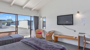 遮光カーテン、アイロン / アイロン台、WiFi (無料)