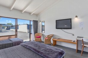 Blackout drapes, iron/ironing board, free WiFi - NauMai Motel (Whakatane)