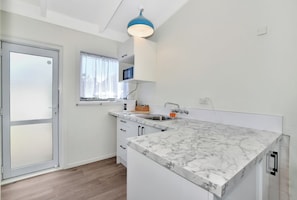 Habitación Confort con 1 cama matrimonial o 2 individuales, 1 cama King size y sofá cama | Cocina privada | Refrigerador y microondas