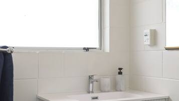 Comfort studio, 1 queensize bed, niet-roken, privébadkamer | Badkamer | Een douche, gratis toiletartikelen, een haardroger, handdoeken